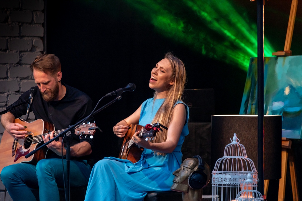 Notikumu pagalma «Pulsēta» atklāšanā pērn duetā uzstājās populārās pašmāju grupas «Astro’n’out» soliste Māra Upmane-Holšteine un grupas ģitārists Juris Kalnišs. Šovasar, 24. jūlijā, «Astro’n’out» atkal būs «Pulsētā».
Autors: Ģirts Donerblics, no «Bauskas Dzīves» arhīva.