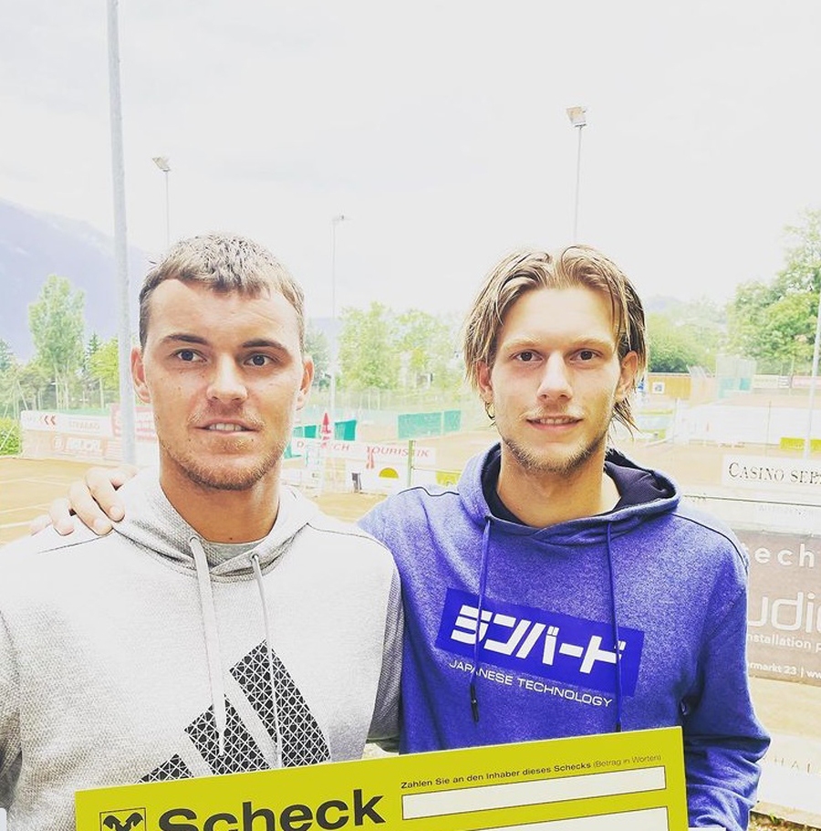 Mārtiņš Podžus (no kreisās) kopā ar savu dubultspēļu partneri Neilu Oberleitneru.
Autors: no M. Podzus albuma.