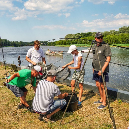 Artim Duklavam (otrais no labās) pirmajās sacensībās kupls palīgu un padomdevēju pulks.
Autors: no copeslietas.lv.
