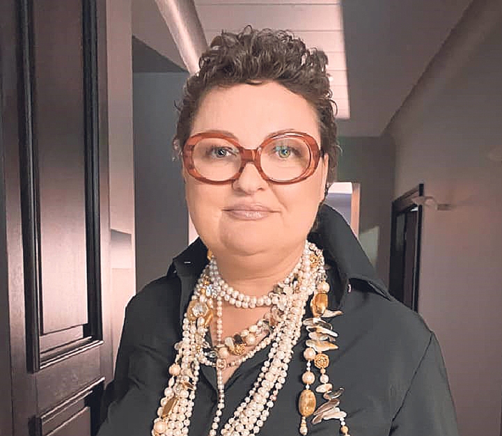 Aiga Veckalne ir valodniece, tulkotāja un arī lektore ar 
20 gadu pieredzi. Valodniece runā un izglīto par valodu un tās lietojumu – gan lekcijās, semināros, meistarklasēs, gan sarunās raidierakstā «Pieturzīmes».
Autors: no personiskā albuma.