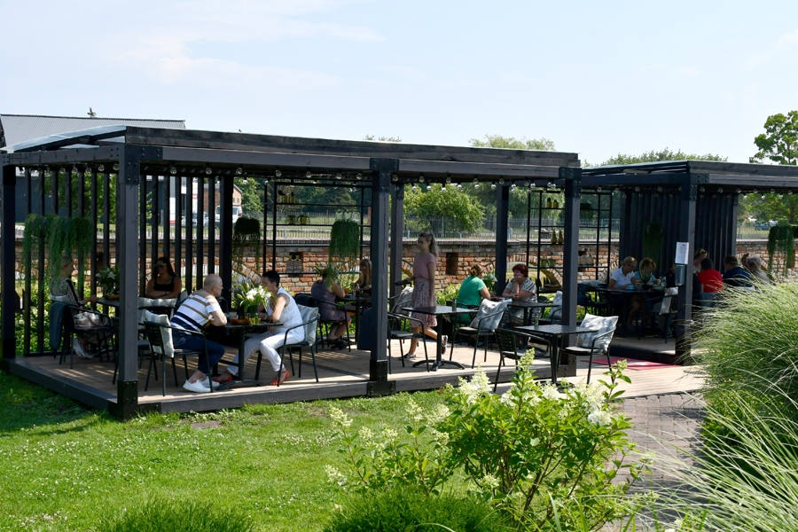 Krogs «Aveņi» šogad atklājis terasi gardēžiem. «Aveņi» piedāvā maltīti gan terasē, gan iekštelpās.
Autors: Ivars Bogdanovs