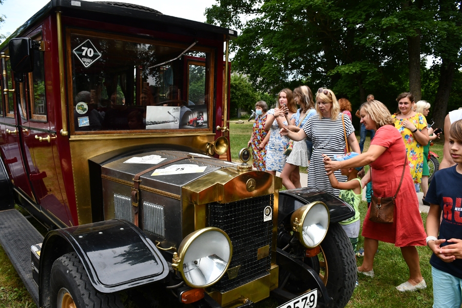 Ar «Mercedes simplex», kas esot ražots 1903. gadā, uz Vecumniekiem atbraucis Boriss Porietis no Rīgas.
Autors: Ivars Bogdanovs