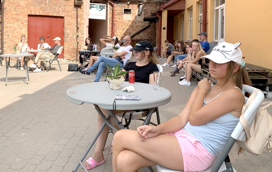 Saulainajā piektdienā uz sarunu ciklu bija ieradušies vairāki desmiti jauniešu.
Autors: Kaspars Kalējs