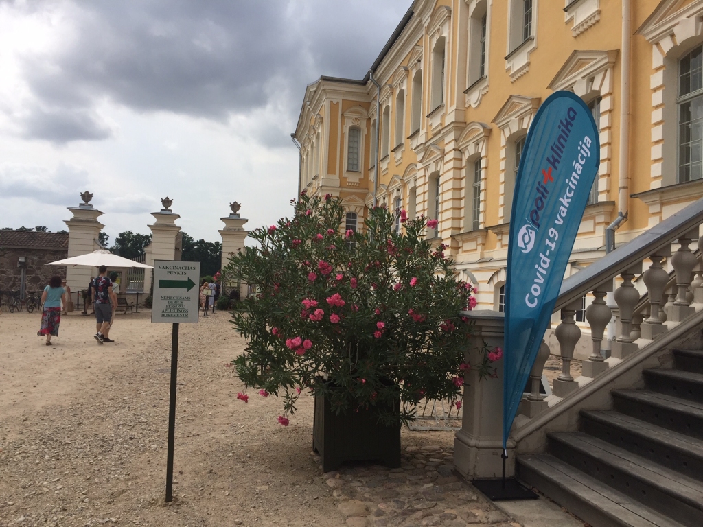 Gadatirgus laikā 17. jūlijā  izbraukuma vakcinācija tika rīkota Rundāles pils iekštelpās.
Autors: www.bauskasdzive.lv