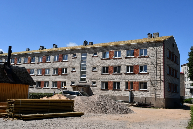 Iecavas pamatskolas vienai no ēkām – bijušā internāta mājai – tiek mainīts jumta segums. Šīs ēkas vienā pusē iekārtotas klases, otrajā pusē darbojas  bērnudārza audzēkņi.
Autors: Ivars Bogdanovs