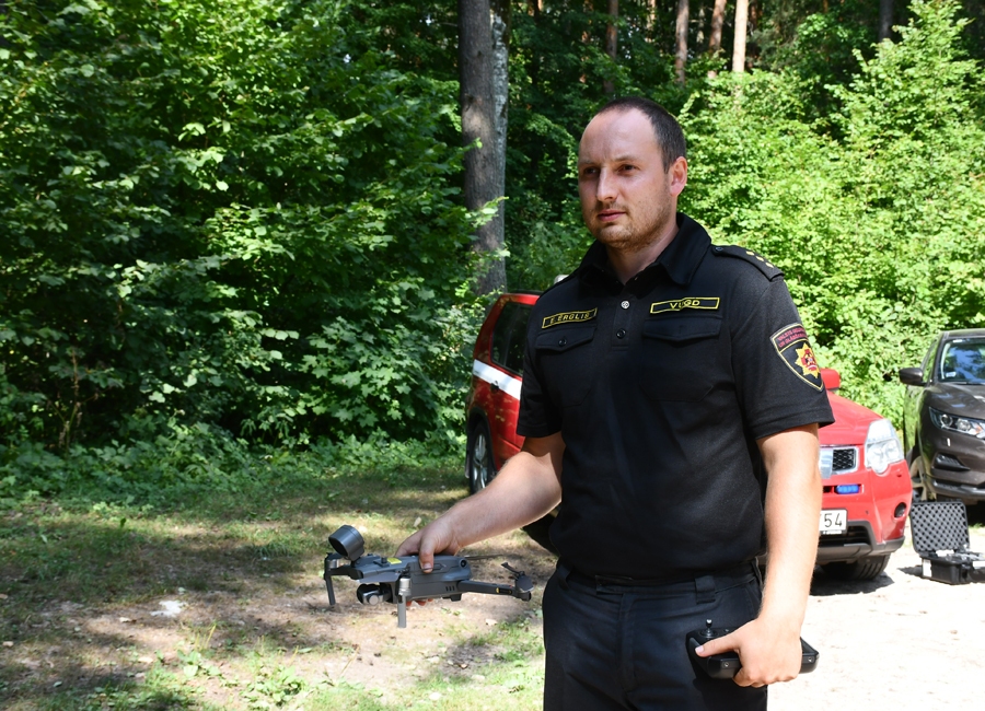 VUGD Zemgales reģiona brigādes operatīvais dežurants iecavnieks Edgars Ērglis demonstrēja drona darbu mežā cilvēku meklēšanā. Bezpilota gaisa kuģim ir arī balss izziņošanas sistēma, kas ļauj sazināties ar pazudušo cilvēku, vienīgi skaņas komunikācija ir vienvirziena – cilvēks dzird dienesta sniegto informāciju, bet dienests tikai redz cilvēka atbildes reakciju, bet nedzird.
Autors: Ivars Bogdanovs
