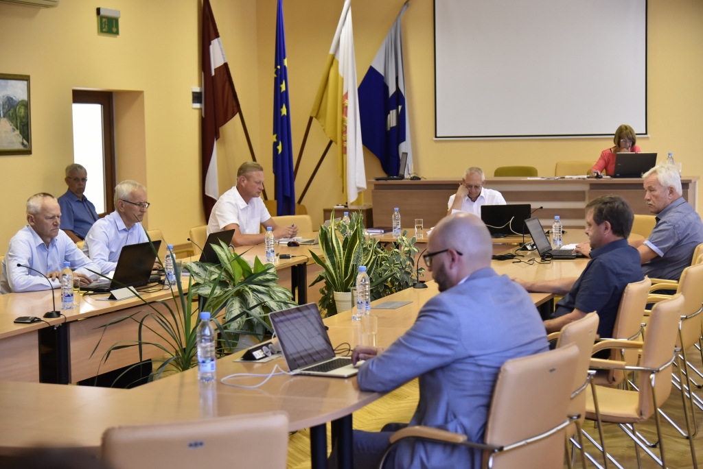 Sēžu telpa teju piepildīta bija jau Bauskas novada domes finanšu komitejas sēdē, vēl «karstāk» kļūs domes sēdē, uz kuru ieradīsies visi deputāti un daudzi ziņotāji un apmeklētāji.
Autors: ULDIS VARNEVIČS