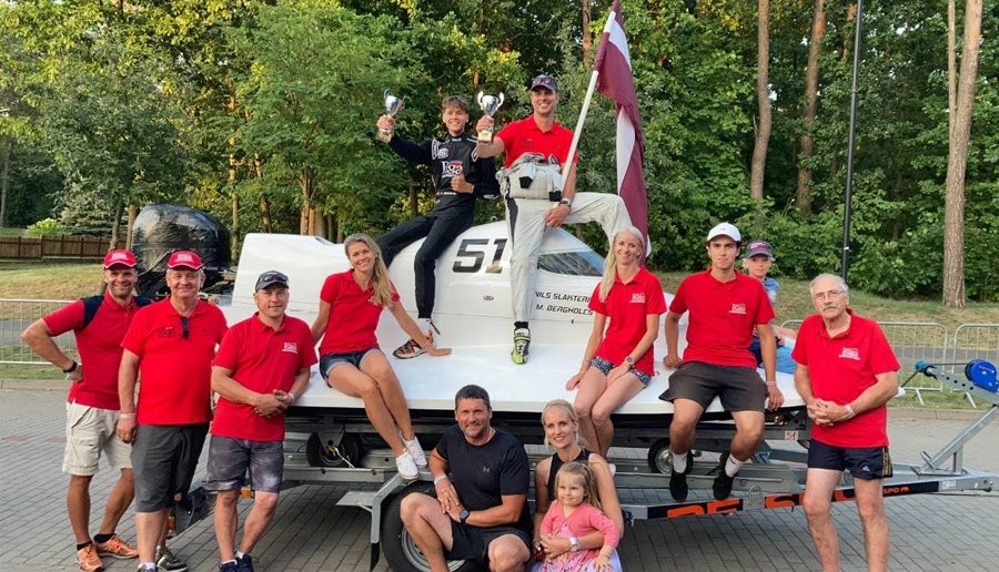 Nils Slakteris (no kreisās uz laivas) un Mārtiņš Bergholcs, un viņu atbalstītāju komanda.
Autors: no S. Slakteres albuma.