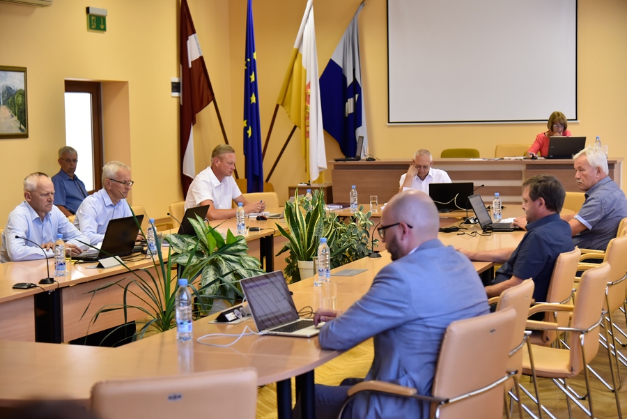 Sēžu telpa piepildīta bija jau Bauskas novada domes finanšu komitejas sēdē, vēl «karstāk» kļūs domes sēdē, uz kuru ieradīsies visi deputāti un daudzi ziņotāji un apmeklētāji.
Autors: Uldis Varnevičs