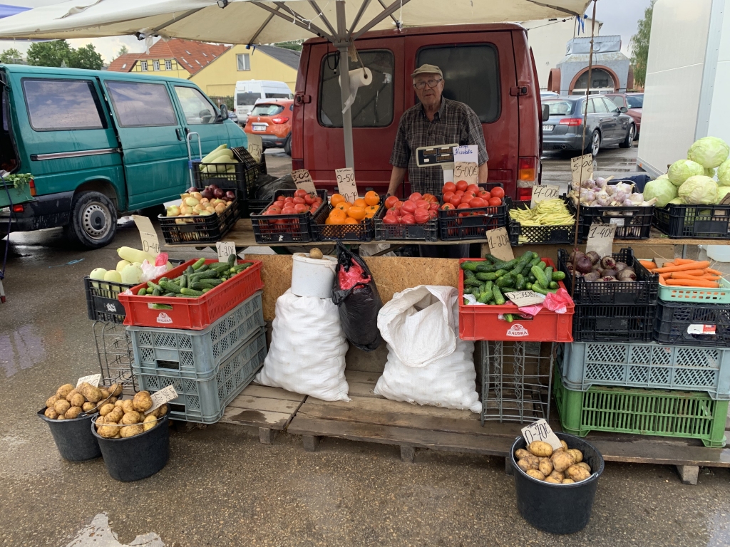 Zemnieku audzēto kartupeļu un dažādu dārzeņu piedāvājums Bauzes tirgū ir gana plašs.
Autors: Kaspars Kalējs