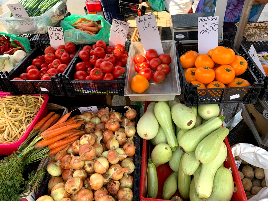 Labāka raža šovasar ir tomātiem, ja tos laista, kā arī vēlākiem kabaču stādījumiem. Mitruma trūkums samazinās sakņu masu burkāniem. Tomēr, neraugoties uz nelabvēlīgajiem apstākļiem, Bauzes tirgū Bauskā dārzeņi ir nopērkami.
Autors: Kaspars Kalējs