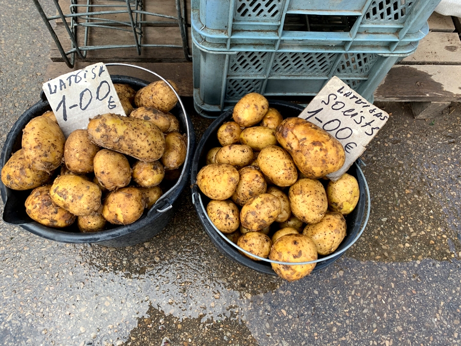 Cena atkarīga no kartupeļu lieluma – tā svārstās no 25 centiem līdz pat vienam eiro par kilogramu.
Autors: Kaspars Kalējs