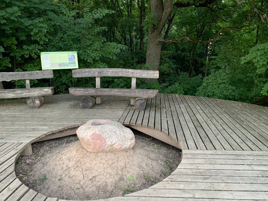 Informatīvais stends par Vīnakalnu pie atpūtas vietas, kas ir Mazmežotnes muižas privātīpašums.
Autors: Aculiecinieces foto.