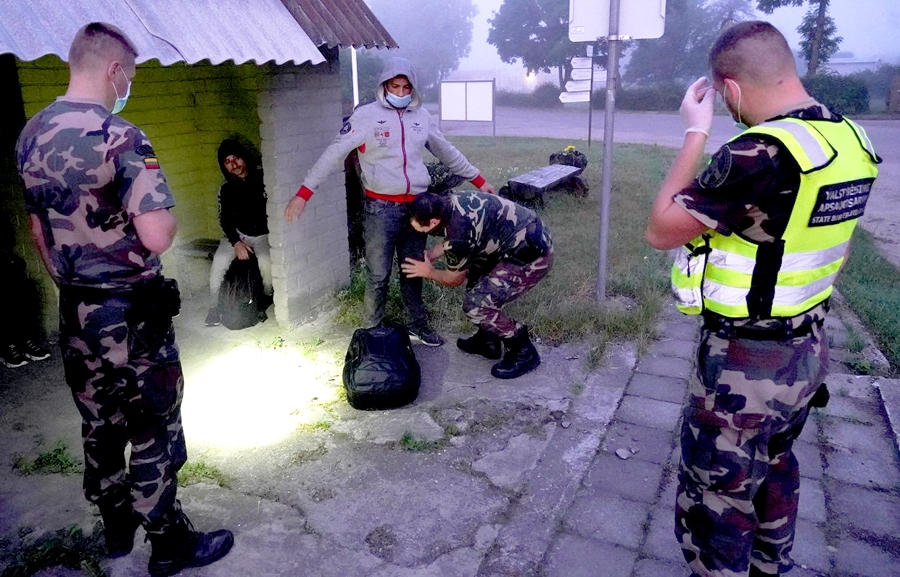 Lietuvas robežsargi 7. jūlijā pie robežas ar Baltkrieviju aiztur nelegālos imigrantus.
Autors: «REUTERS», JĀNIS LAIZĀNS
