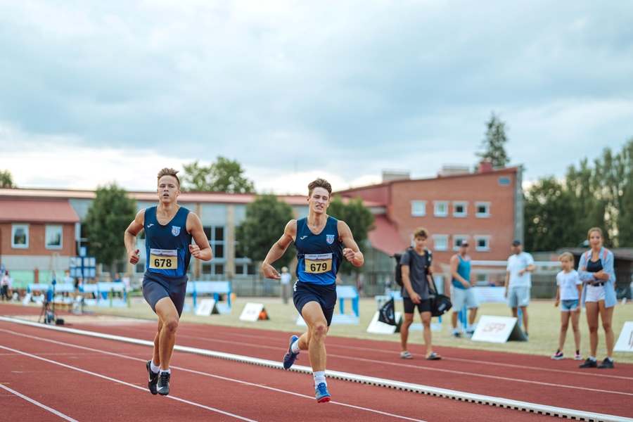 Andris Skadiņš (no kreisās) un Arvis Sūna atkal bija labākie U18 grupā.
Autors: Guntis Bērziņš, athletics.lv.