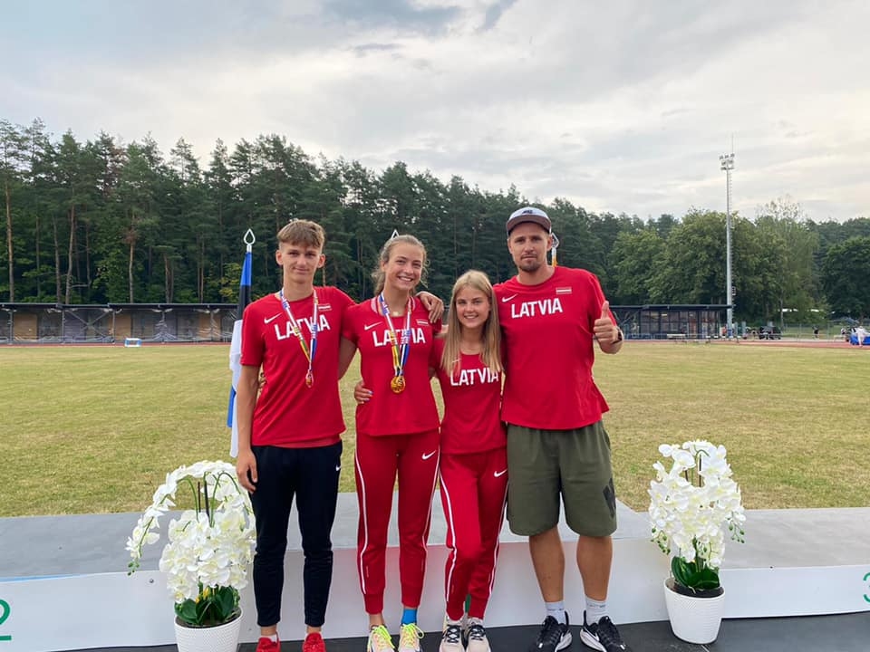 Bauskas novada Bērnu un jaunatnes sporta skolas vieglatlēti Lietuvā – Atvars Ernests Paļulis (no kreisās), Anna Gabriela Hofmane un Betija Rutka kopā ar treneri Raivi Maķevicu.
Autors: no albuma.