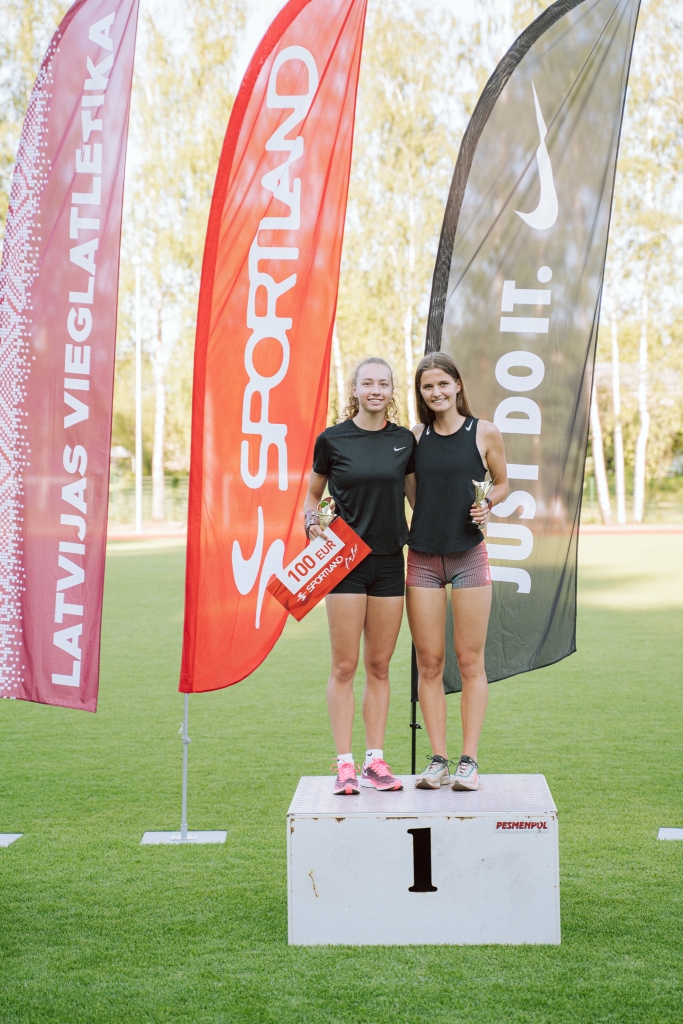 Madara Lungeviča (no kreisās) uz goda pjedestāla kopā ar vienu no konkurentēm.
Autors: Guntis Bērziņš, athletics.lv.