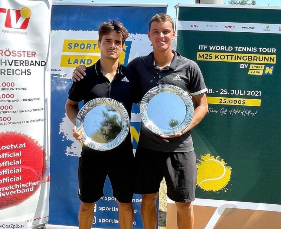 Mārtiņš Podžus (no labās) kopā ar grieķi Petrosu Cicipasu izcīnīja uzvaru dubultspēļu turnīrā Austrijā.
Autors: no M. Podžus albuma.