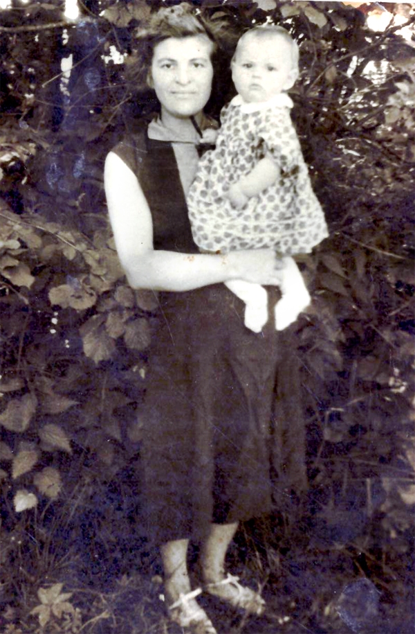 Jubilāre kopā ar mammu pirmajā dzīves gadā.
Autors: no jubilāres albuma.