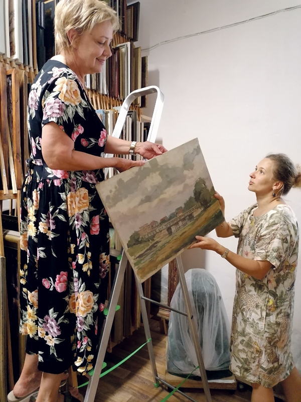 Ilga Balode izvēlas krājuma gleznas eksponēšanai jaunajā izstādē.
Autors: no Bauskas muzeja albuma.