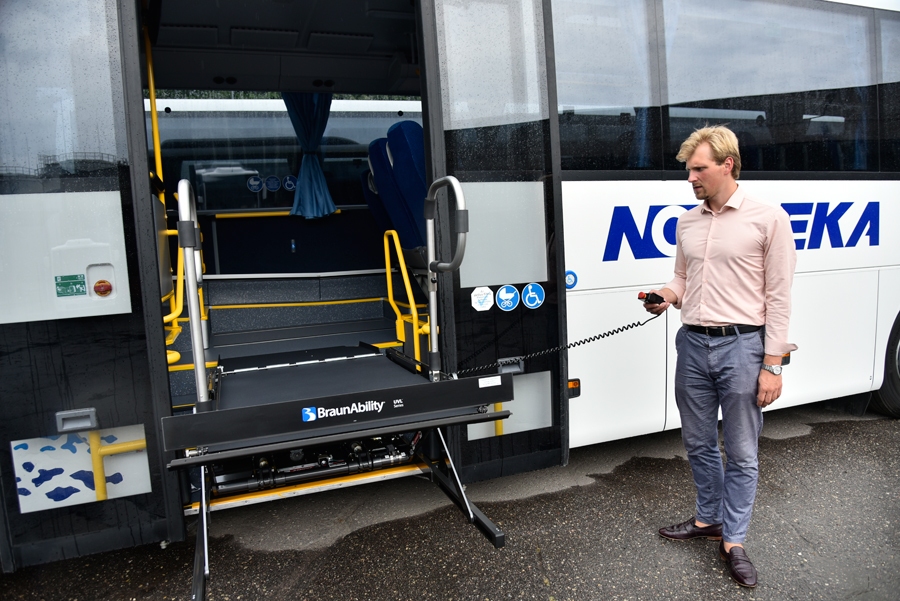 Lauku autobusiem vidusdaļā pat pakāpienu nav, tikai pacēlājs – demonstrē a/s «Nordeka» pasažieru pārvadājumu daļas vadītājs Edvards Valdmanis.s.
Autors: Uldis Varnevičs
