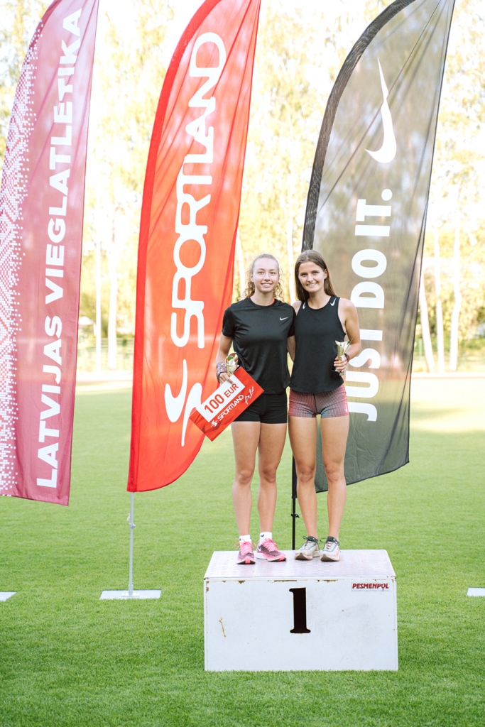 Madara Lungeviča (no kreisās) uz goda pjedestāla kopā ar vienu no konkurentēm.
Autors: Guntis Bērziņš, athletics.lv.