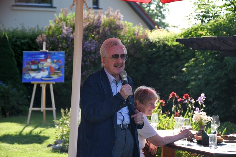 Imants Lancmanis «Baltās mājas» kafejnīcas āra terasē 11. jūnija vakarā: 