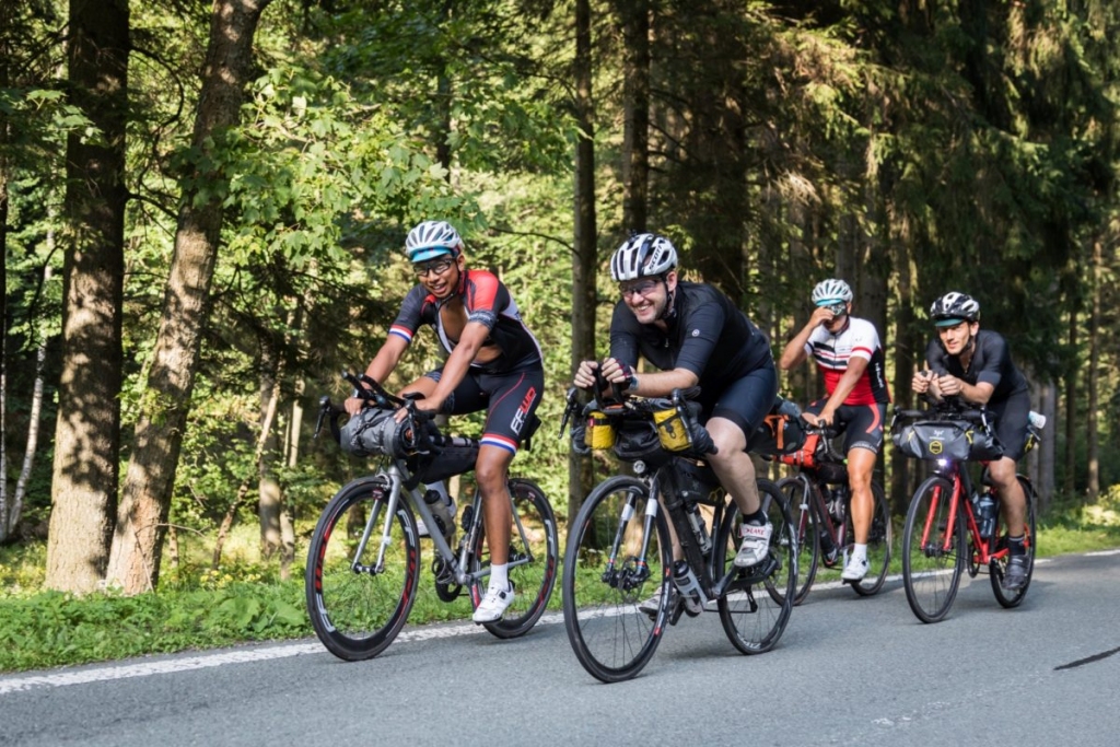 Garā velobrauciena dalībniekiem numurs uzreiz var būt arī nemanāms. Tomēr viņi izceļas starp pārējiem velobraucējiem.
Autors: no northcape4000.com