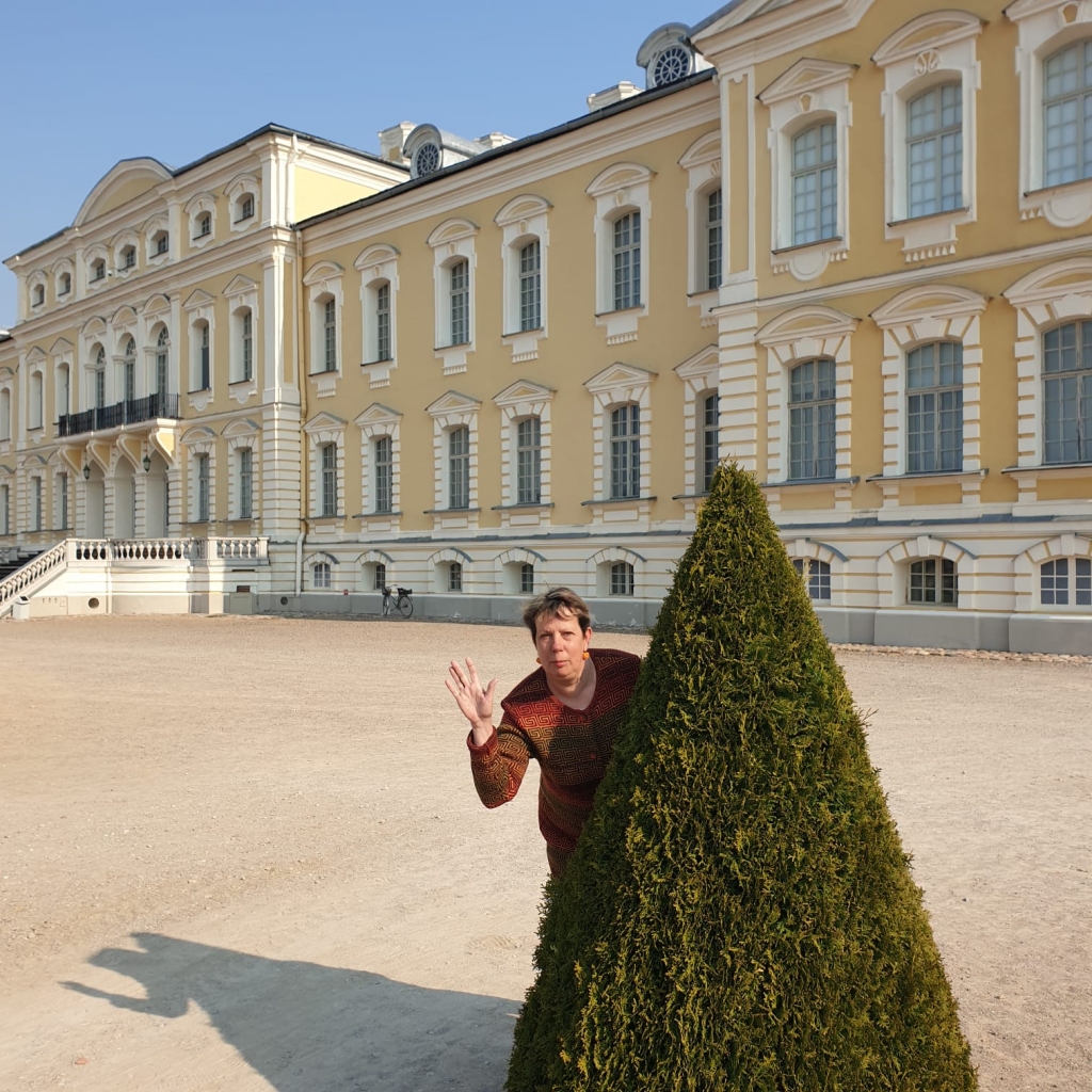 Rakstniece Inguna Bauere fotografējusies Rundālē, bet ar lasītājiem 4.augustā tiksies Iecavas mūzikas un mākslas skolas zālē.
Autors: S. Ikerte