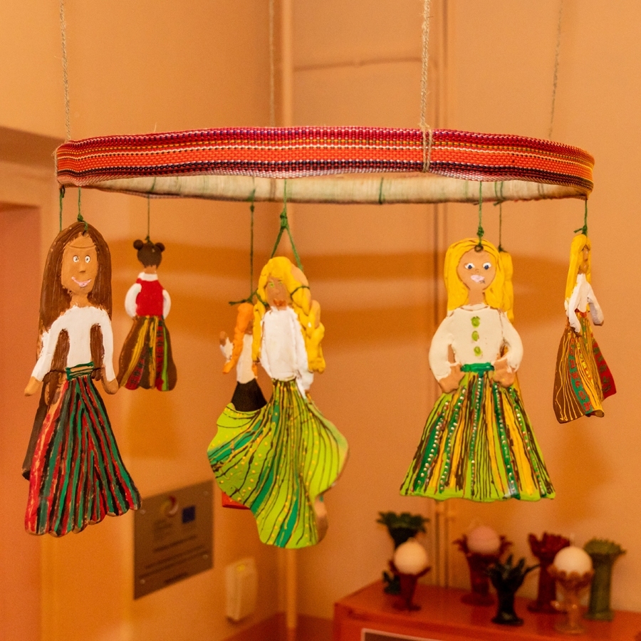 Keramikas darbnīcas audzēkņu darbs «Nāc, māsiņa, rotāties!».
Autors: no BJC arhīva.