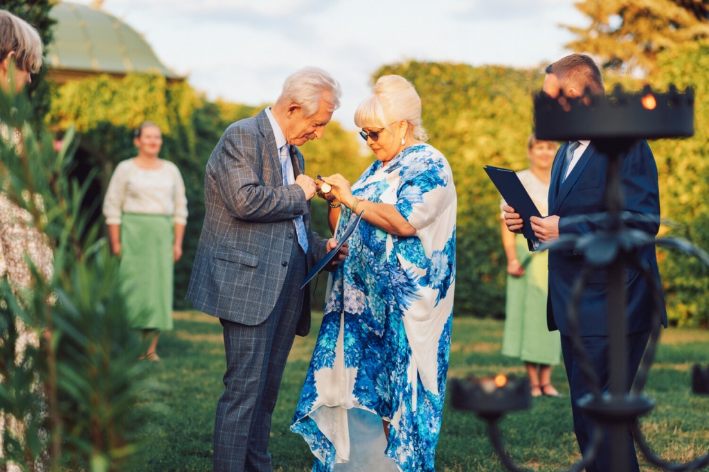 Teterevu fonda Goda zīmi Imantam Lancmanim pasniedz Ināra Tetereva.
Autors: K. Suškevičs