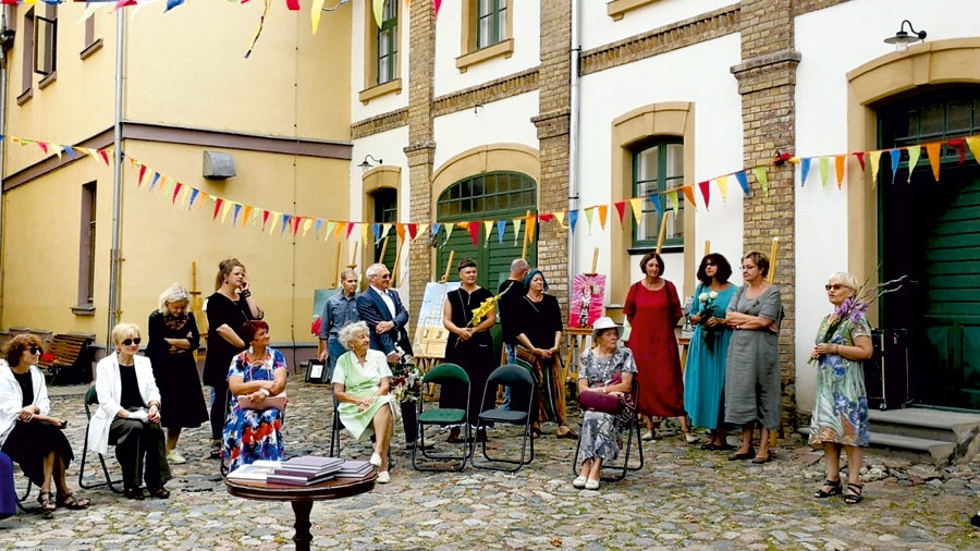 Izstādes atvēršanas ciemiņi Bauskas muzeja pagalmā.
Autors: ZINTA RĒBOKA