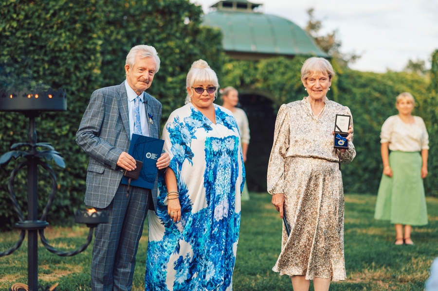 Borisa un Ināras Teterevu fonda augstākā apbalvojuma – fonda Goda zīmes – pasniegšana: Imants Lancmanis (no kreisās), Ināra Tetereva un Lauma Lancmane.
Autors: K. Suškevičs