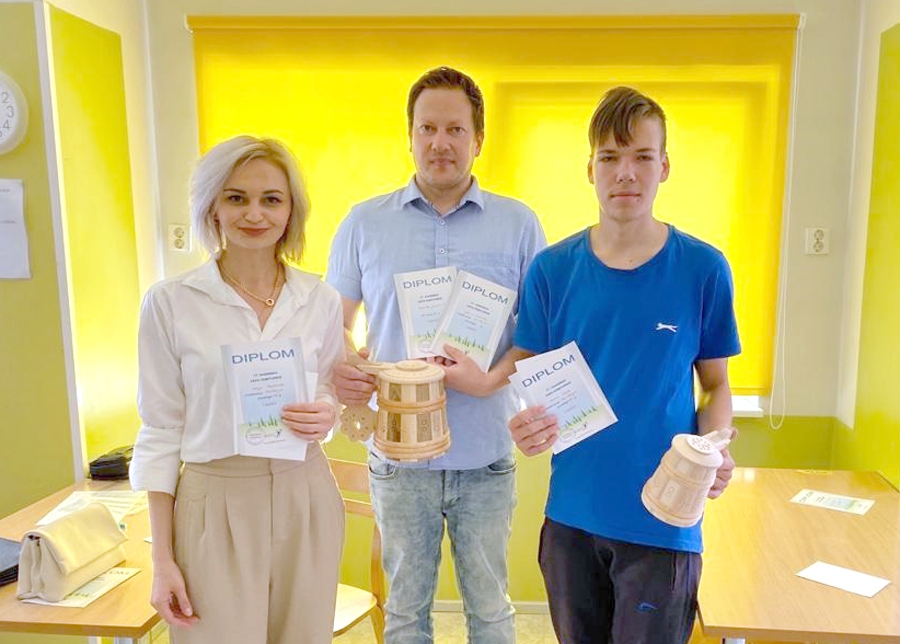 Sacensībās Sāremā uzvarēja jaunākā Bauskas novada vienība, kurā spēlēja Darja Tkačenko, Jānis Fārnests (vidū) un Reinis Štāls.
Autors: no J. Štāla albuma.