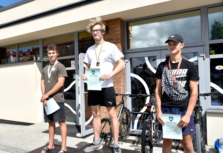 Jauniešu grupā labākie bija Ralfs Korņenkovs (no kreisās), Edgars Mediņš un Markuss Novikovs.
Autors: Uldis Varnevičs