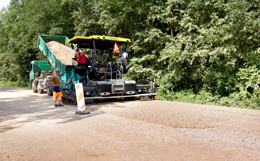 Uz remontējamā posma veic arī virsmas apstrādi, uzklājot 15 centimetru biezu šķembu kārtu un melno segumu.
Autors: Māris Krūmiņš