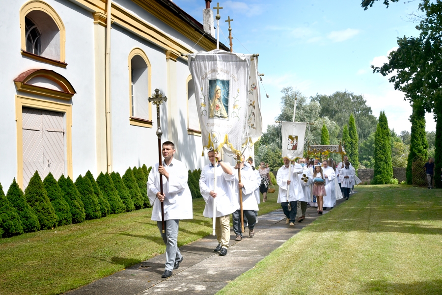 Svētku kulminācijas noslēguma redzamākais brīdis ir Euharistiskā procesija apkārt Skaistkalnes baznīcai.
Autors: Uldis Varnevičs