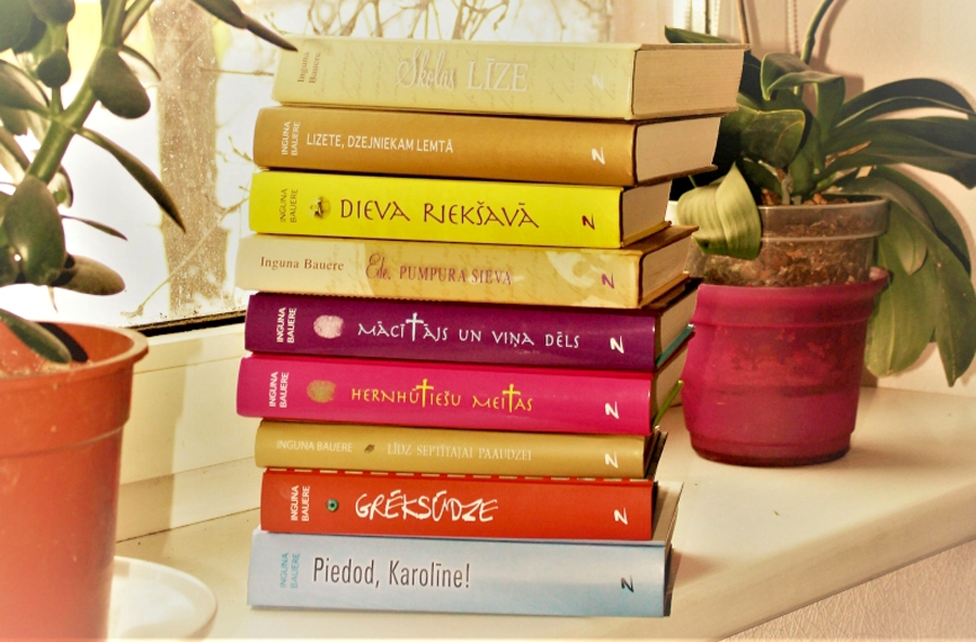 Ingunas Baueres sarakstīto grāmatu kaudzīte.
Autors: A. Tooma, lr1.lv