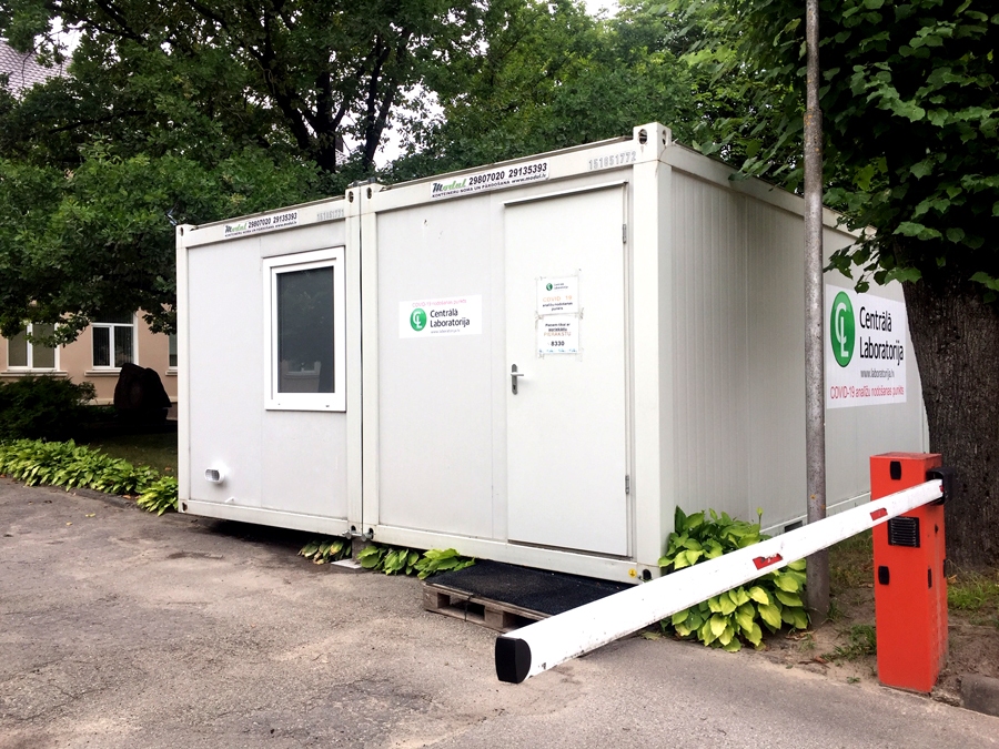 Bauskā laboratoriskā testēšana ir pieejama atsevišķā namiņā slimnīcas teritorijā. Ar 1. augustu šis pakalpojums pasākumu apmeklēšanai pieejams par maksu.
Autors: no «Bauskas Dzīves» arhīva.