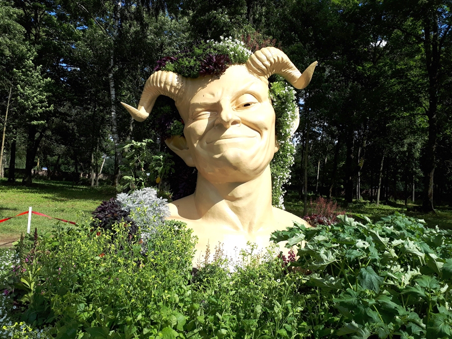 Paks: «Jo kas notiek muļķīgāk,/ Jo man gardāk smiekli nāk.» (no Šekspīra lugas «Sapnis vasaras naktī»)
Autors: Foto no ceļotāju albuma.