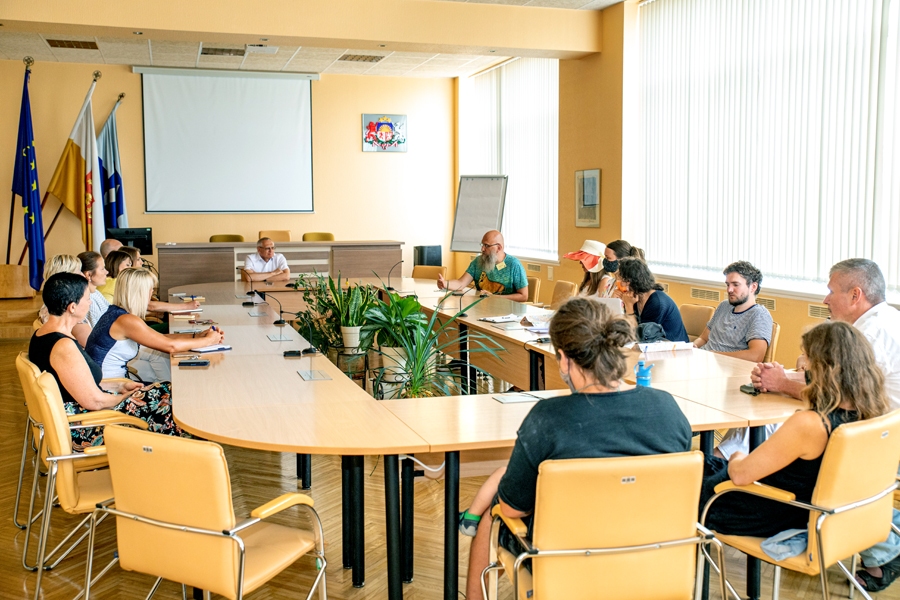 Tēlnieku ideju prezentācija un diskusija notika Bauskas novada pašvaldības zālē.
Autors: Ģirts Donerblics