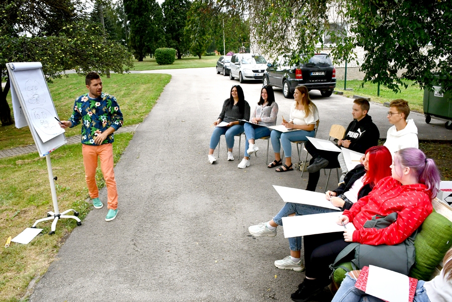 Mākslas nodarbībās «Karikatūra un grafiti», ko vadīja Bruno Bahs, jaunieši uz lapas uzskicēja to, kas viņus sabiedrībā uztrauc pašlaik.
Autors: Ivars Bogdanovs