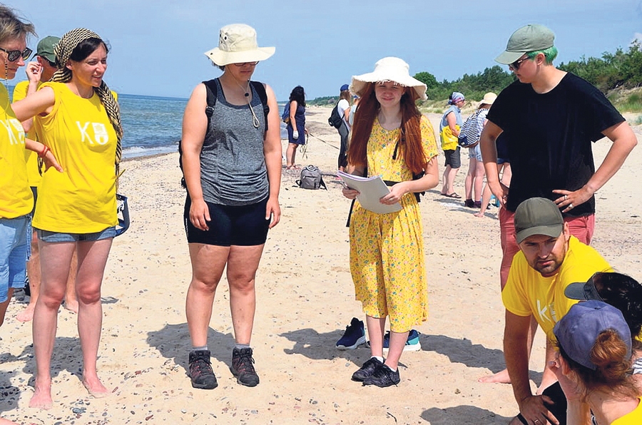 Pārgājienam ieteicams izvēlēties ērtus apavus un apģērbu. Vienam ērtāk iet botēs un kleitā, citam – basām kājām un peldkostīmā.
Autors: no «Facebook.com/tirajuravieno».