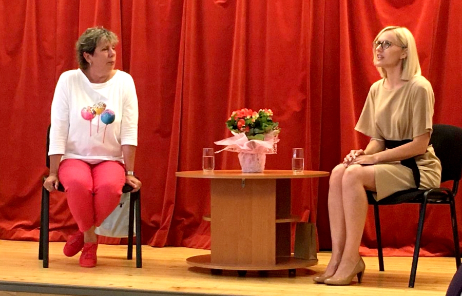 Ingunas Baueres personību iecavnieki augstu novērtē – viņas vienkāršību, patiesumu, humora izjūtu, prasmi komunicēt ar publiku. Tikšanos vadīja Aiva Avota-Zalstere (no labās).
Autors: Jolanta Ignate