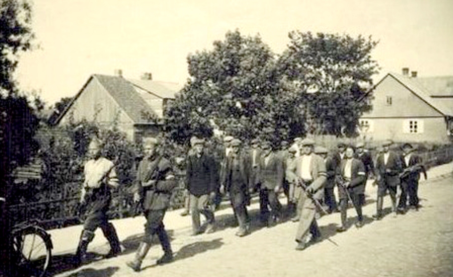 Bauskas kārtības sargi (pašaizsardzībnieki) konvojē arestētās personas, 1941. gada jūlijs.
Autors: no Bauskas muzeja krājuma.