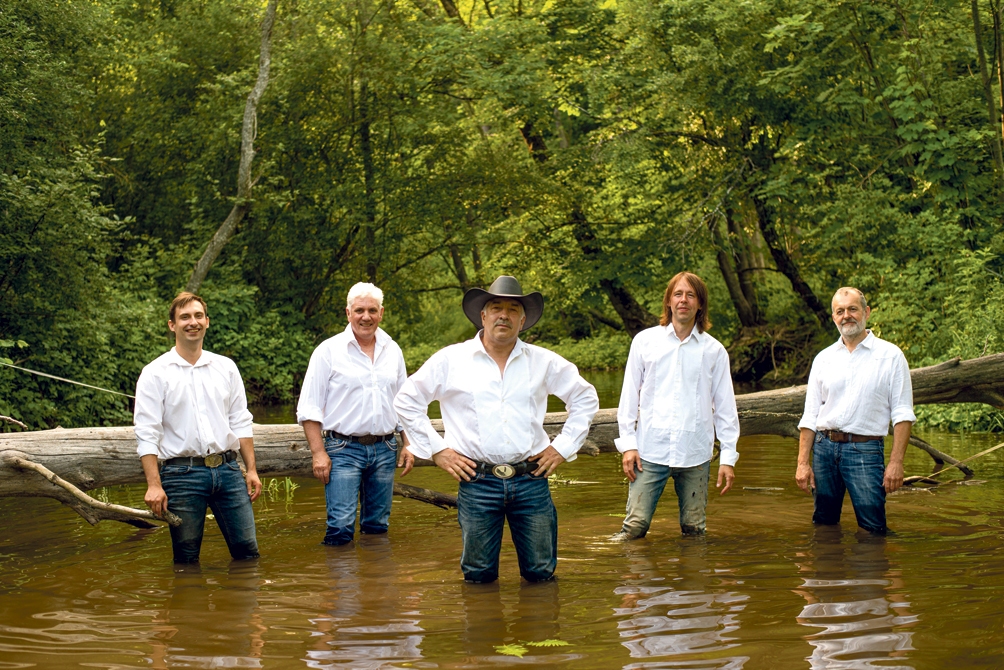 Grupa «Sestā jūdze» izdevusi jaunu albumu «Upe» un svin 20 gadu jubileju, īstajā dzimšanas dienā koncertējot Bauskā.
Autors: Publicitātes foto.