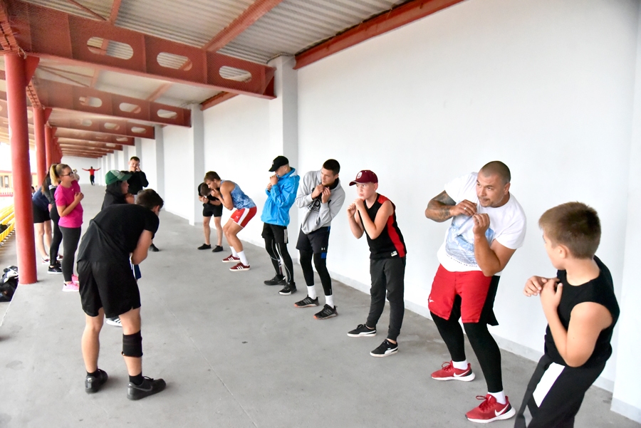 Sparinga dalībnieki iesildās treniņa sākumā.
Autors: Uldis Varnevičs