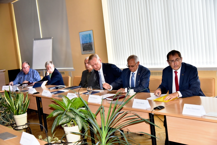 Tālis Linkaits, satiksmes ministrs (no labās), šoreiz bija dāsns ar solījumiem Bauskas novadam.
Autors: ULDIS VARNEVIČS