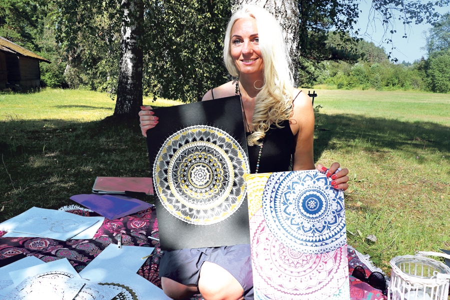 MANDALA ir zīmējums, kurā atkārtojas vienas un tās pašas zīmes. Mandalu zīmē sevis izzināšanai, pašattīstībai, izaugsmei. To nevar uzzīmēt nepareizi, jāļaujas vien sajūtām, iedrošina Kristīne Om Shanti.
Autors: AGITA BĒRZIŅA