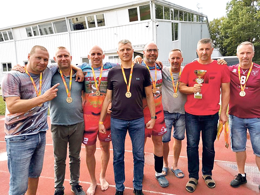 Bauskas novada volejbola veterāni, pārsvarā no Vecumniekiem, uzvarēja 45+ grupā.
Autors: no I. Sproģa albuma.